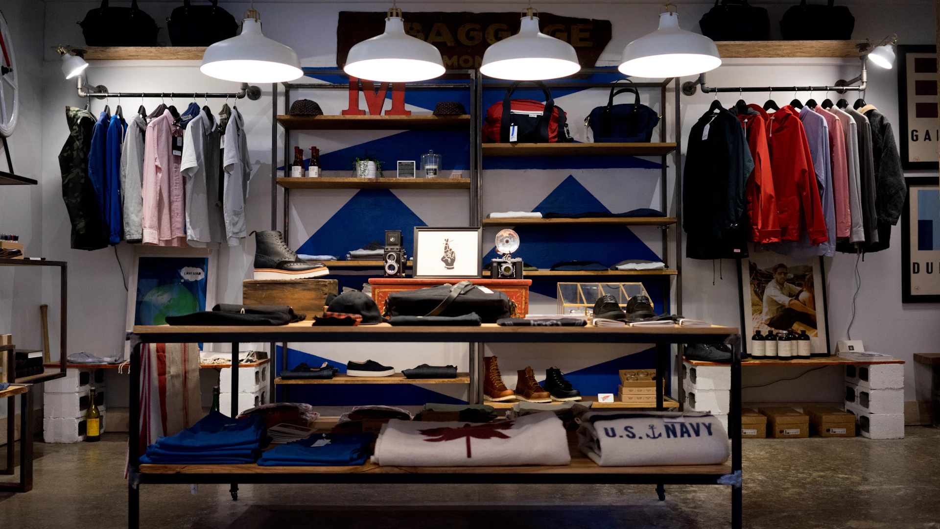 Butik giyim mağazası içi: askılarda kıyafetler ve ahşap vitrin rafları