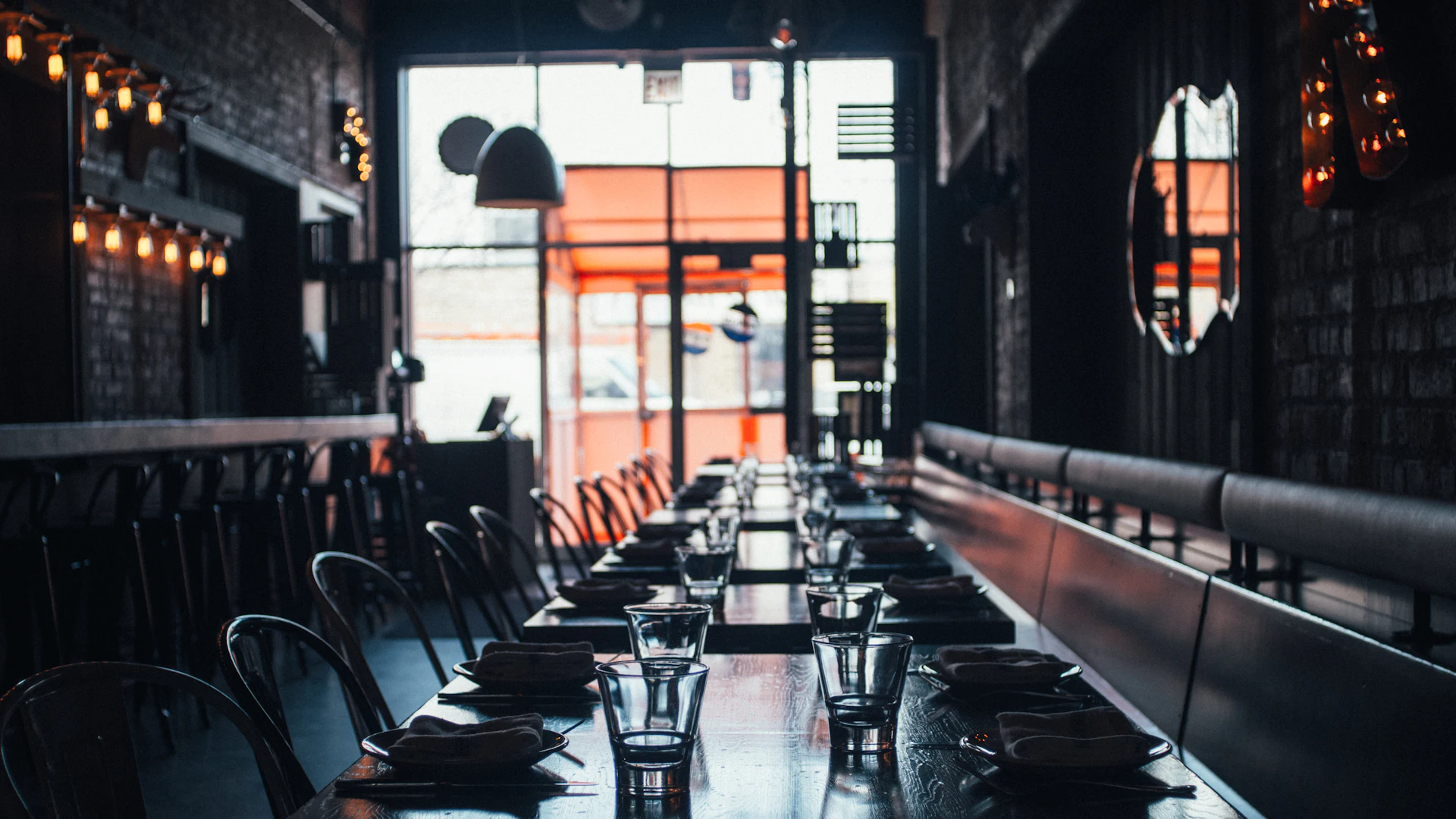 Servise hazırlanmış uzun masasıyla modern restoran salonu
