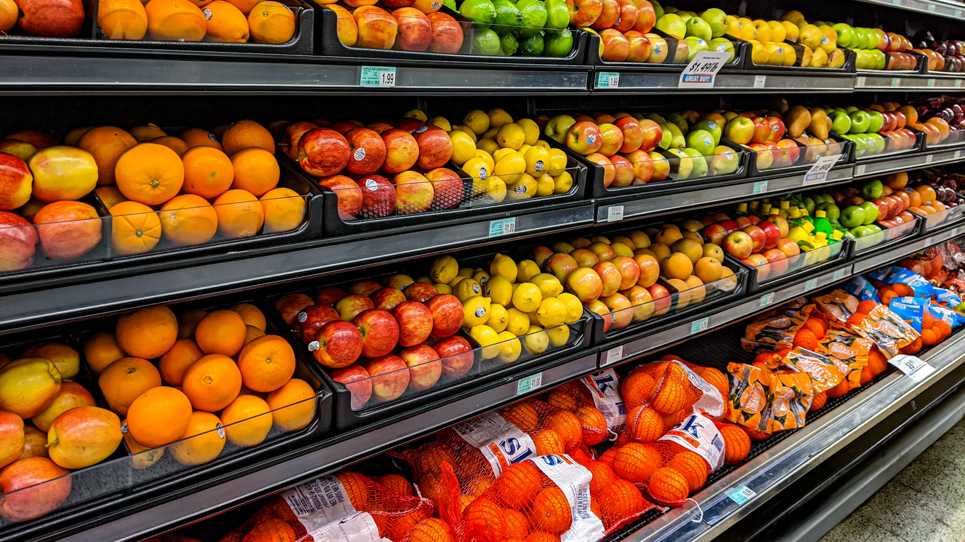 Market reyonunda renklerine göre dizilmiş taze meyve ve sebzeler